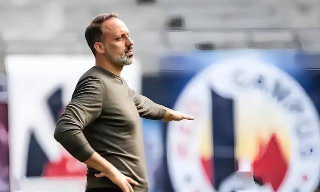 45岁的他成中超本土名帅翘楚黑马，曾在德甲效力多年，值得期待，今夏势头正猛